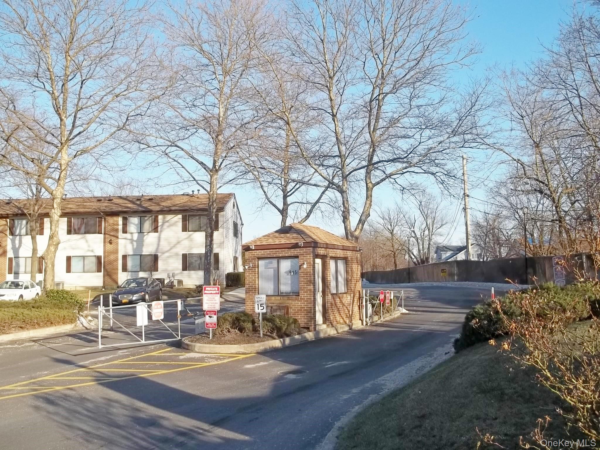 #4 photo, 615 Broadway, Amityville , NY 11701