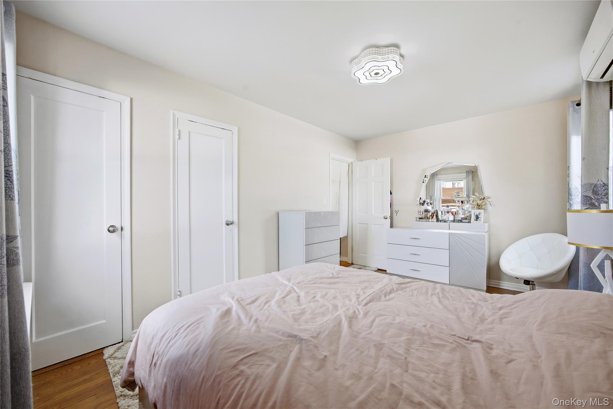 #9 photo, 32-03 Clearview Expressway, कुईंस Bayside , NY 11361