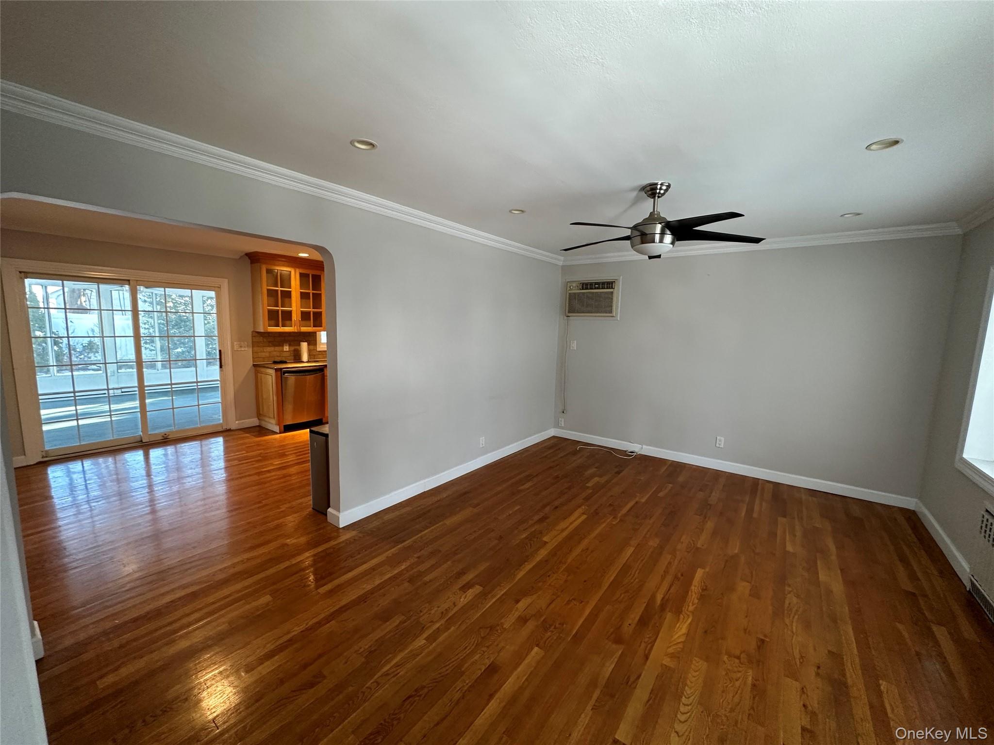 #2 photo, 75 Cornwell Avenue, Williston Park , NY 11596