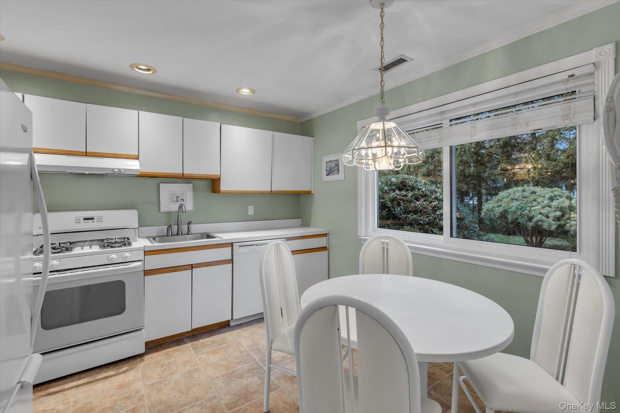 #7 photo, 101 Dari Drive, Holbrook , NY 11741