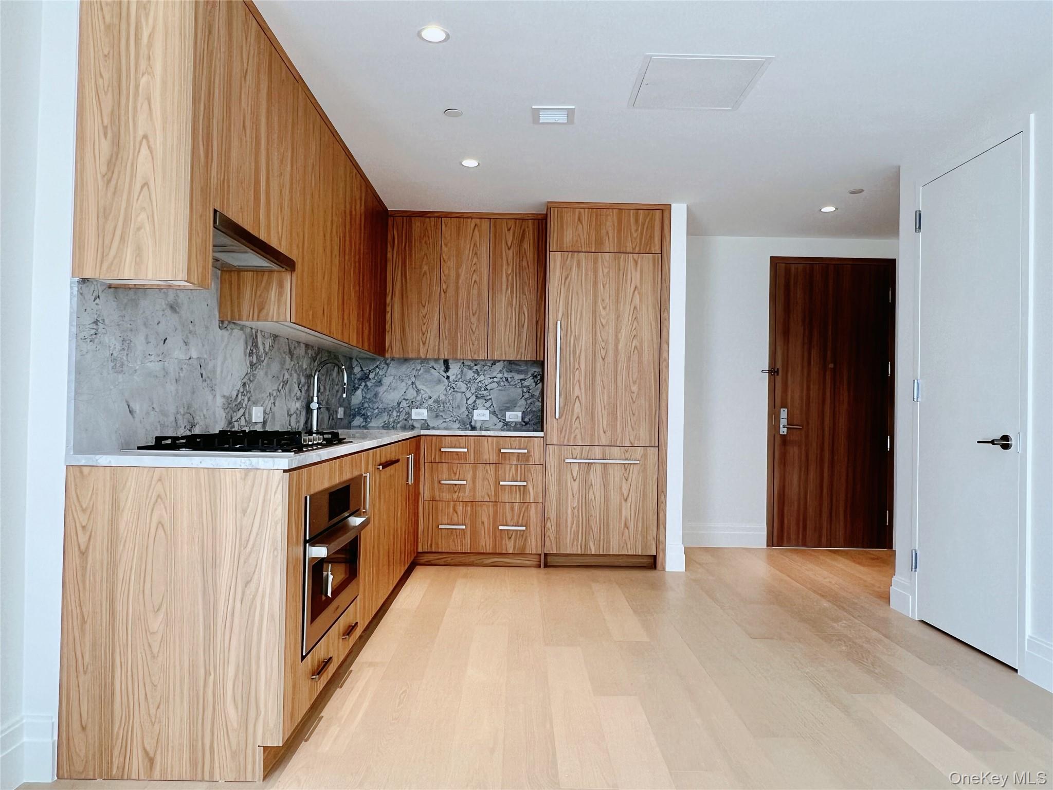 #8 photo, 30-55 Vernon Boulevard, अस्टोरिया Astoria , NY 11102