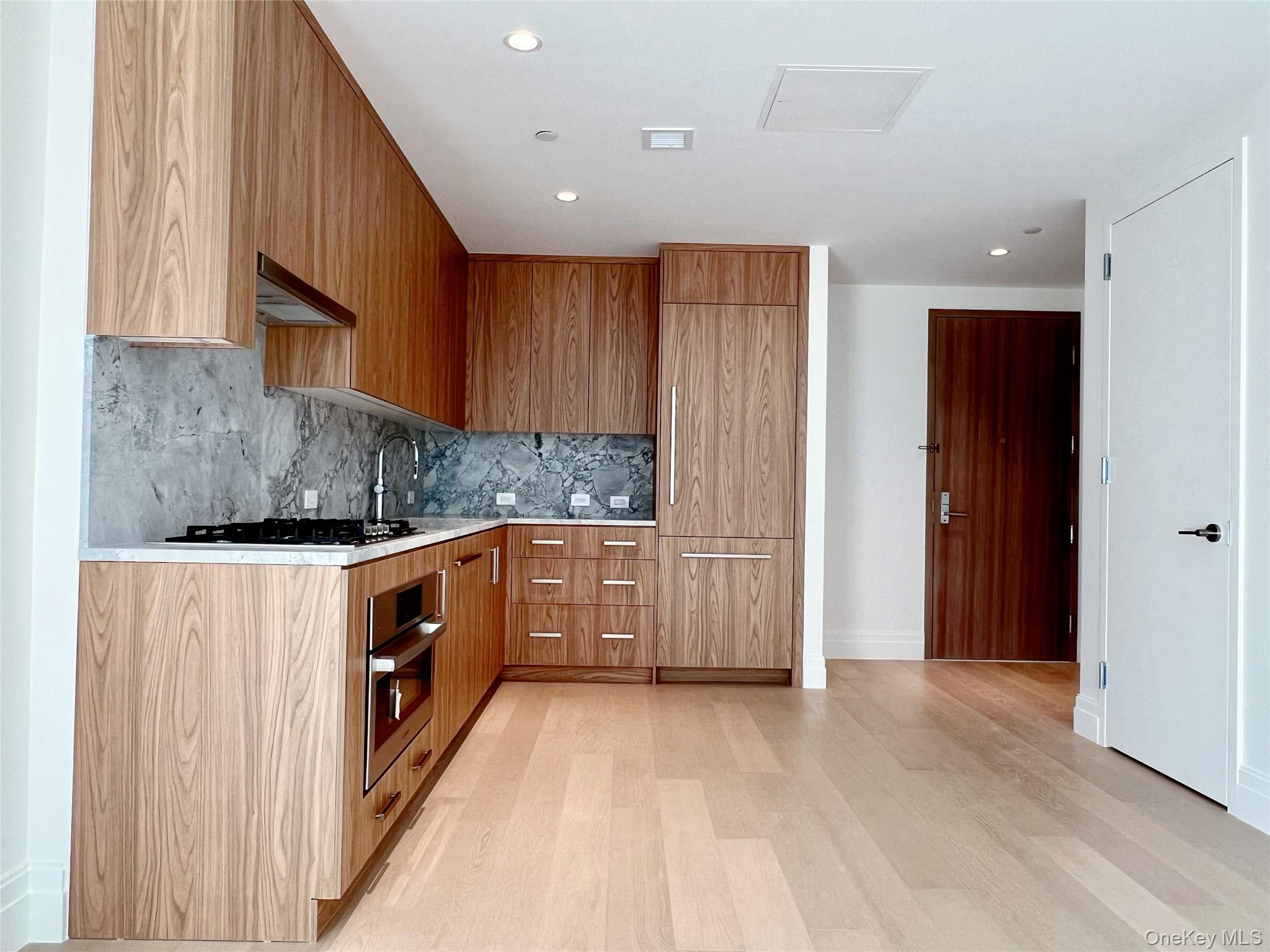 #9 photo, 30-55 Vernon Boulevard, अस्टोरिया Astoria , NY 11102