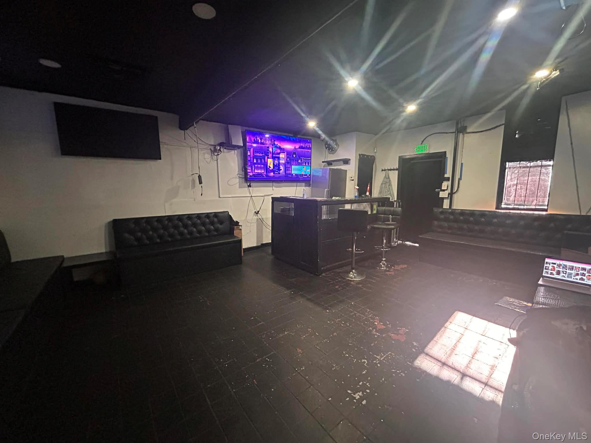 #4 photo, 64-02 Myrtle Avenue, קווינס Ridgewood , NY 11385