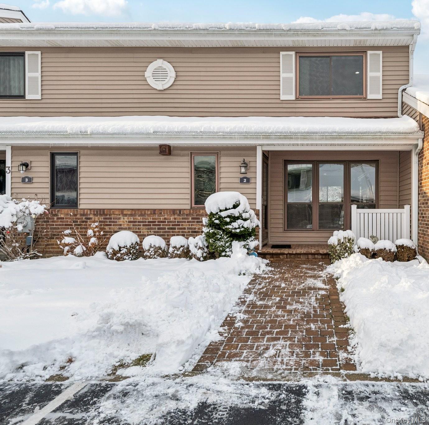 #1 photo, 2 W Pond Court, सफ़ोक काउंटी Smithtown , NY 11787