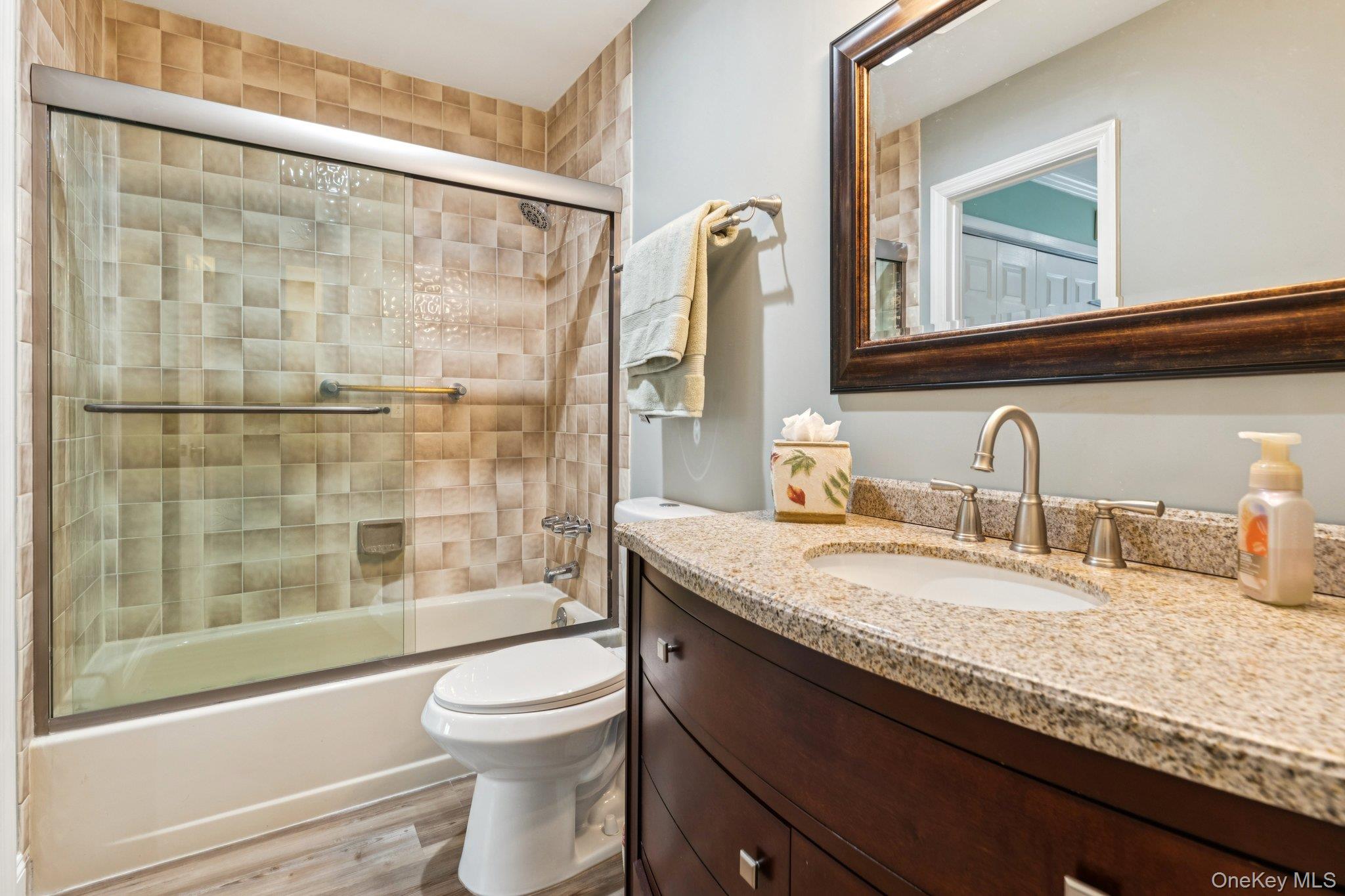 #18 photo, 2 W Pond Court, सफ़ोक काउंटी Smithtown , NY 11787