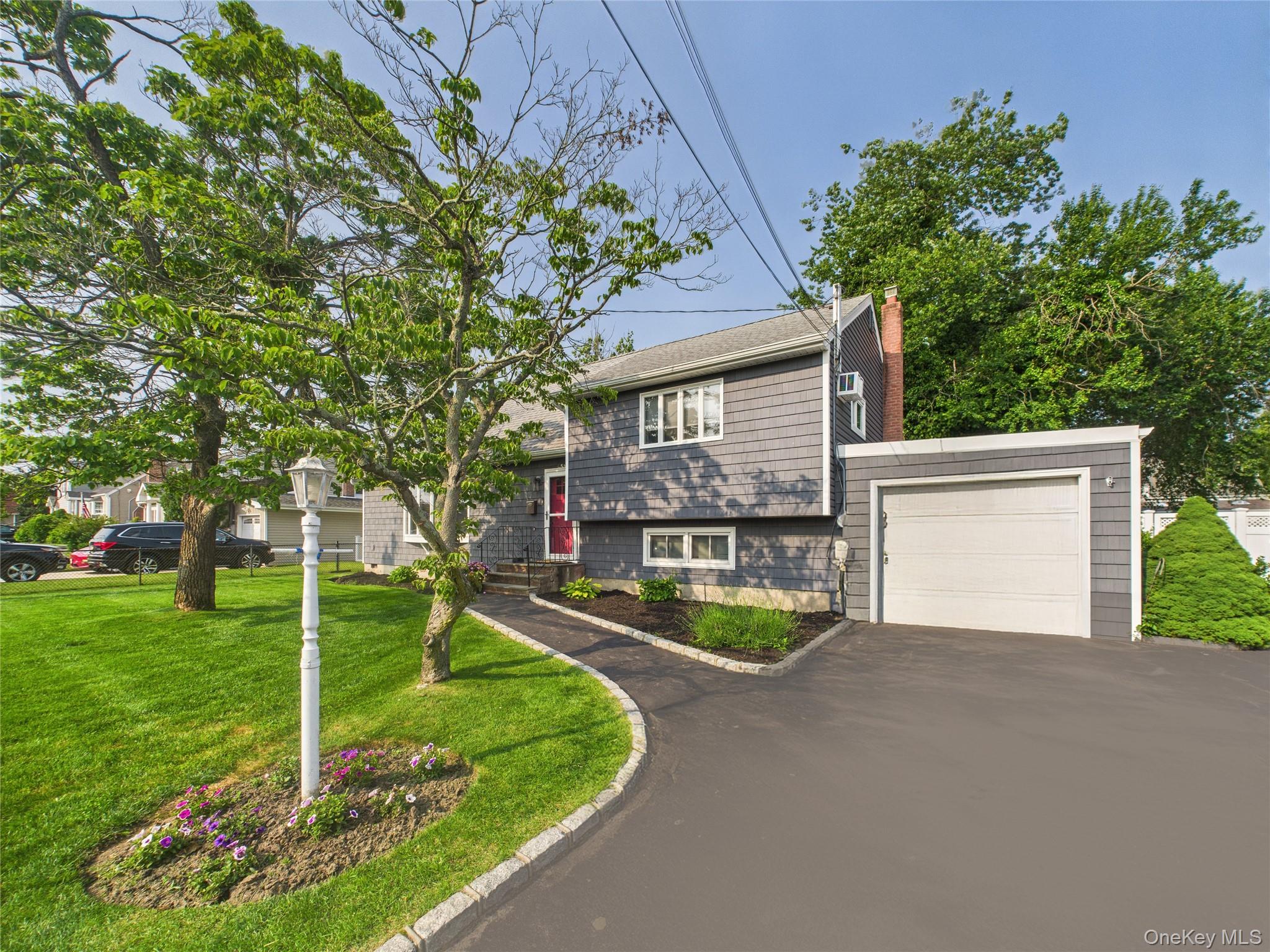 #2 photo, 554 S 8th Street, Lindenhurst , NY 11757