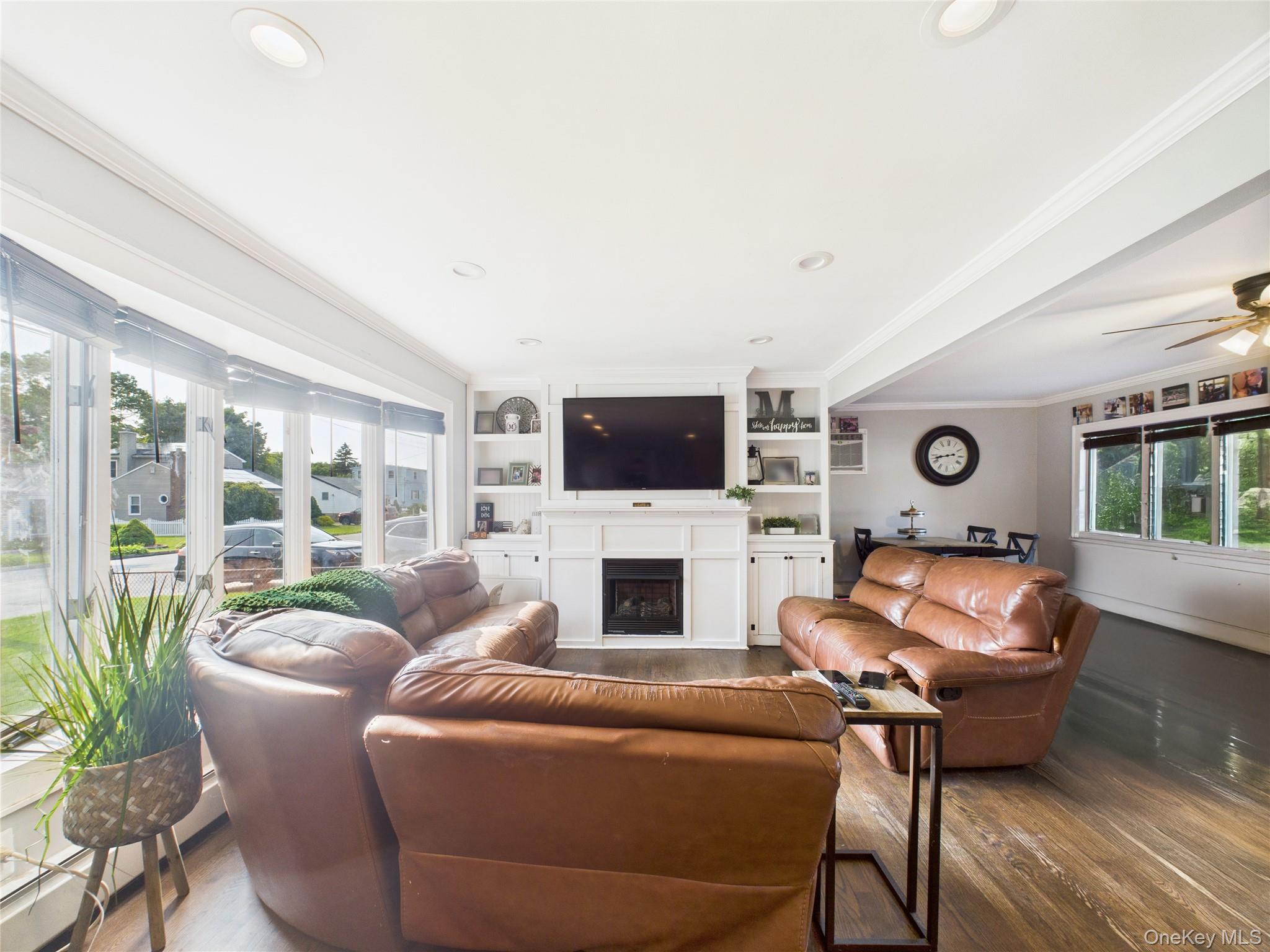 #4 photo, 554 S 8th Street, Lindenhurst , NY 11757