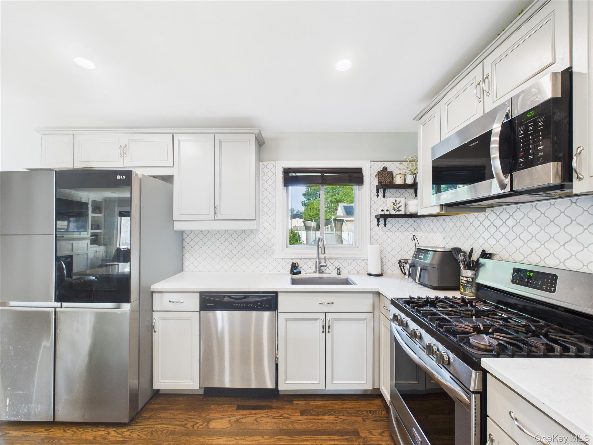 #6 photo, 554 S 8th Street, Lindenhurst , NY 11757