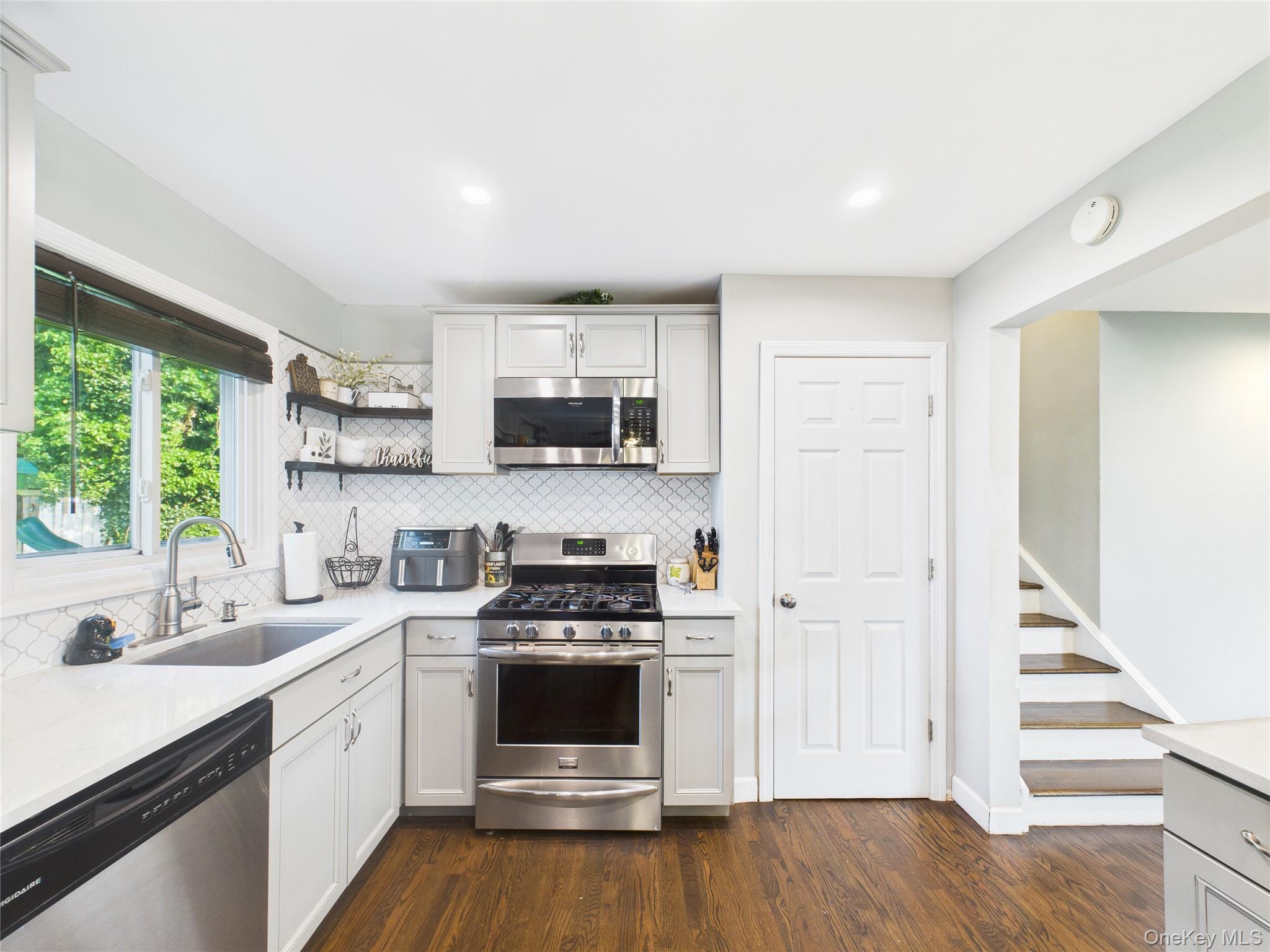 #7 photo, 554 S 8th Street, Lindenhurst , NY 11757