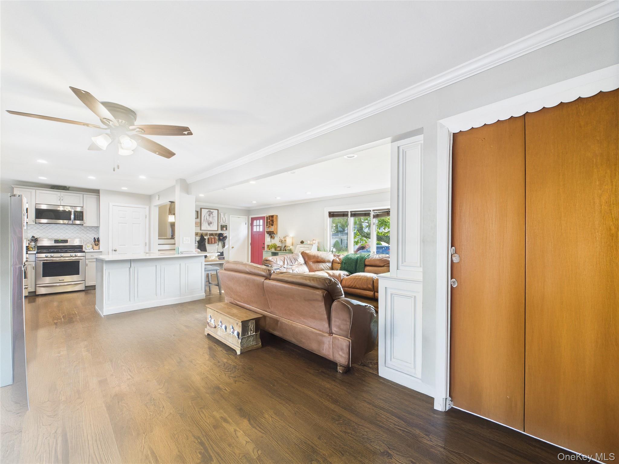 #9 photo, 554 S 8th Street, Lindenhurst , NY 11757