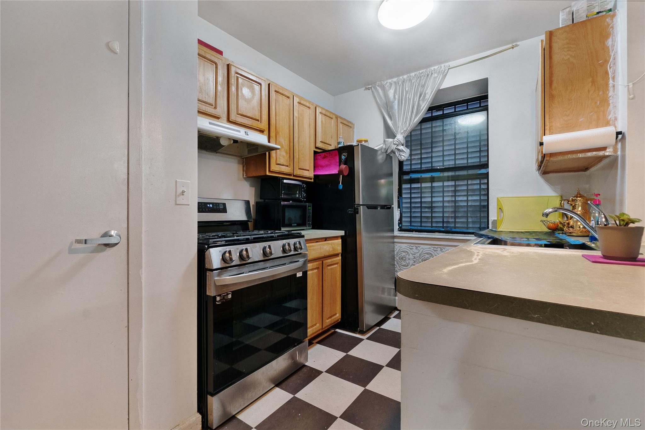 #4 photo, 566 Gates Avenue, Brooklyn , NY 11221