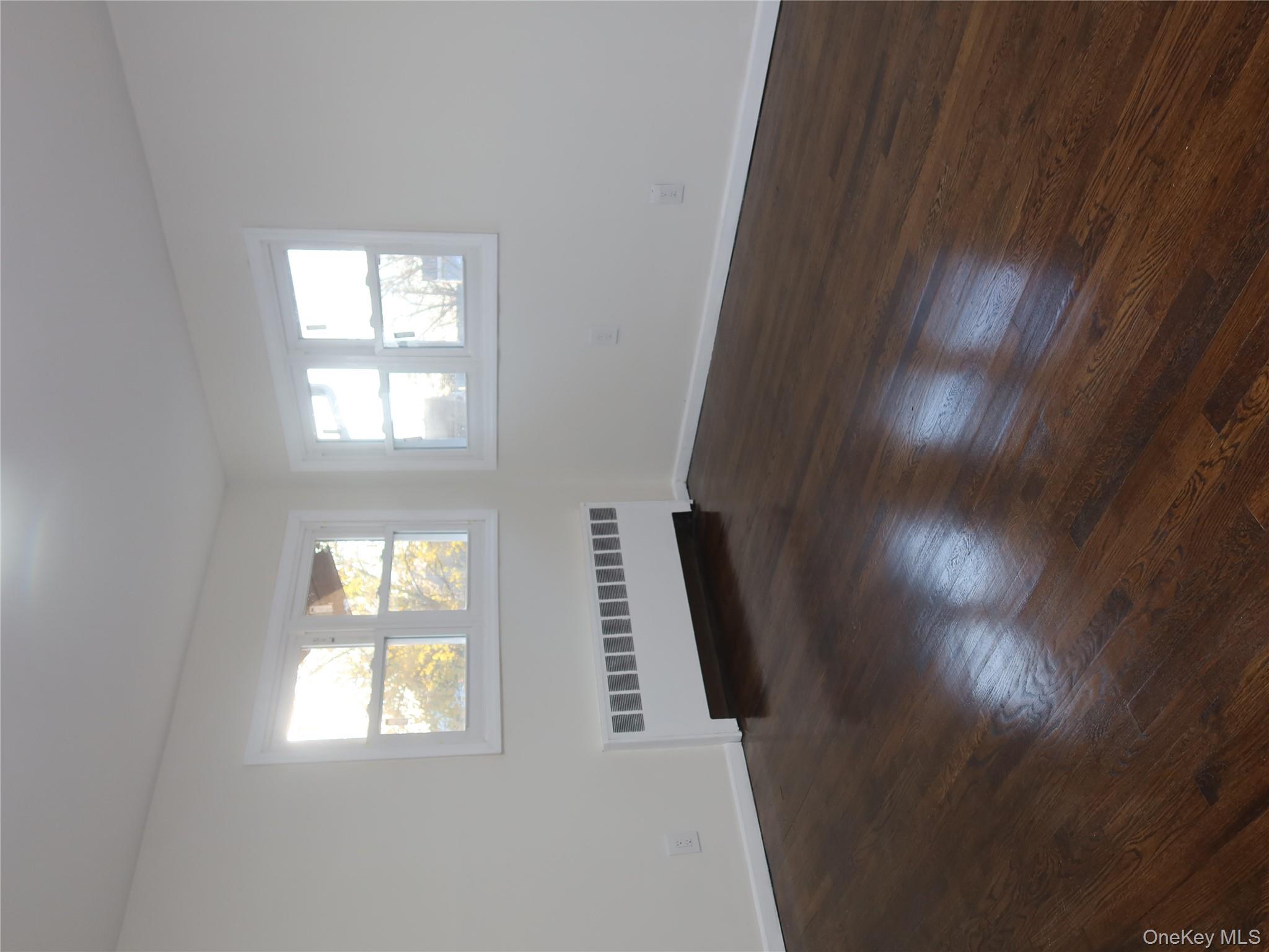 #4 photo, 528 Canary, North Babylon , NY 11703