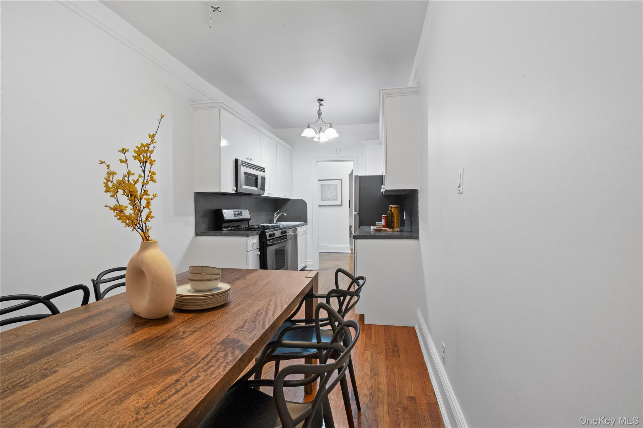 #7 photo, 11021 73rd Road, كوينز Forest Hills , NY 11375