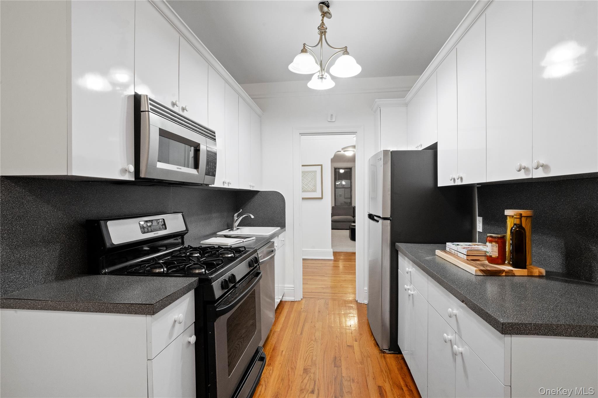 #8 photo, 11021 73rd Road, كوينز Forest Hills , NY 11375