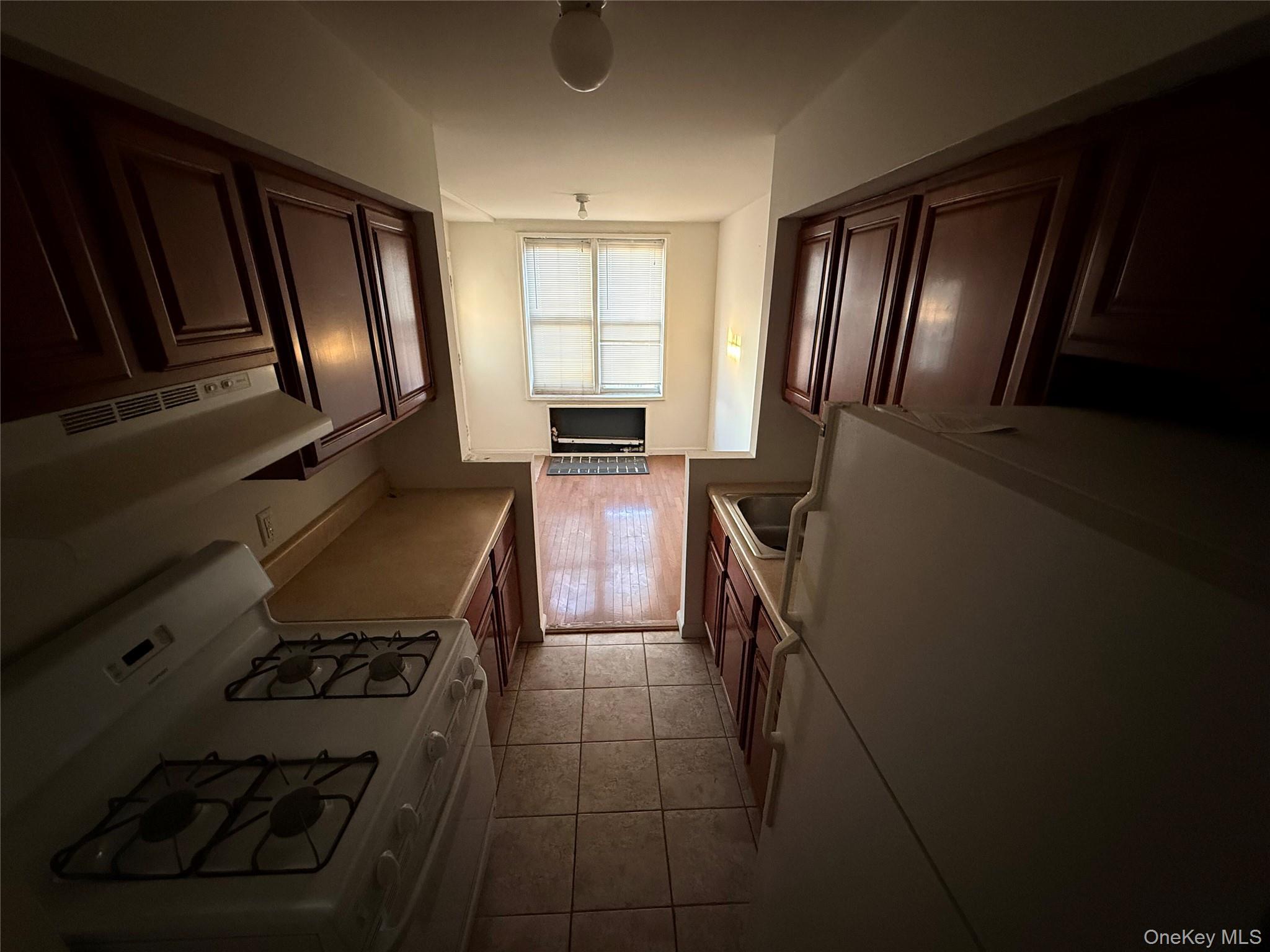 #4 photo, 86-16 60th Avenue, 플러싱 Flushing , NY 11373