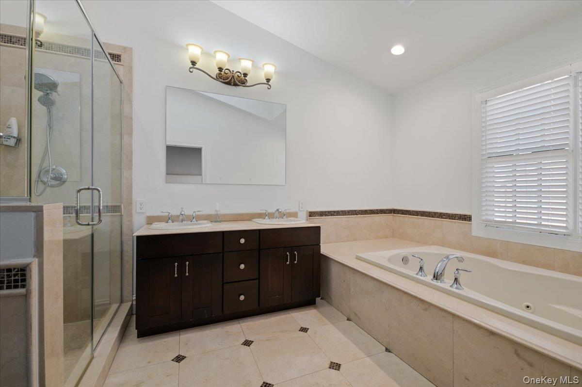 #19 photo, 32 The Preserve, Woodbury , NY 11797