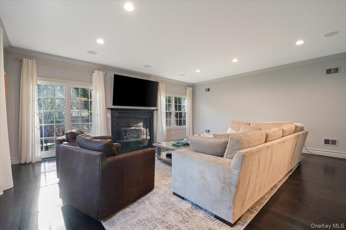 #5 photo, 32 The Preserve, Woodbury , NY 11797