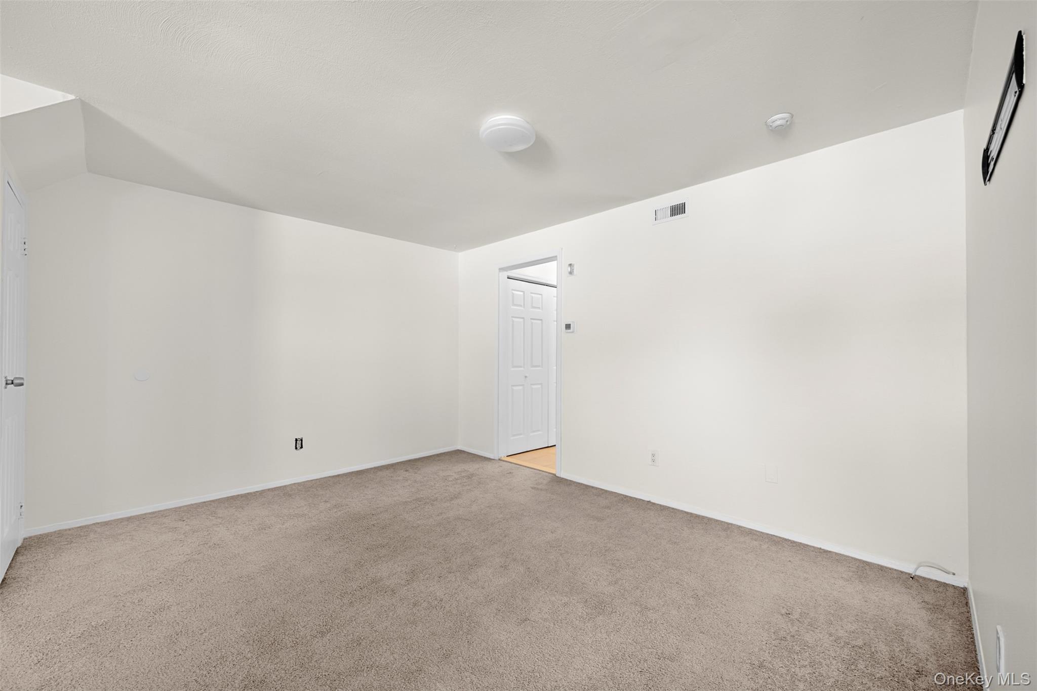 #19 photo, 64 Artist Lake Drive, Саффолк ‖ Middle Island , NY 11953