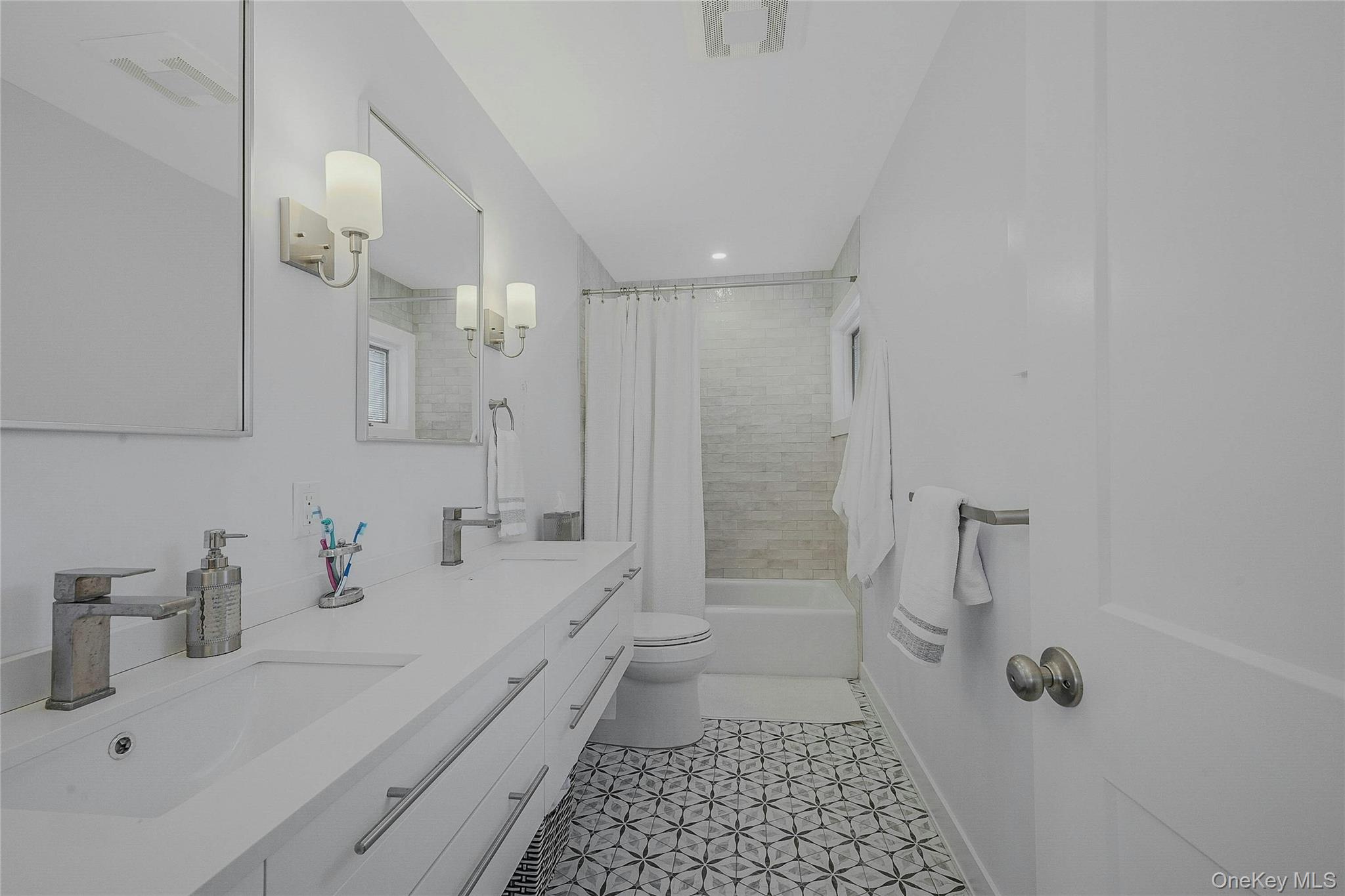 #13 photo, 3 Old Town Lane, מחוז סאפוק Huntington , NY 11743