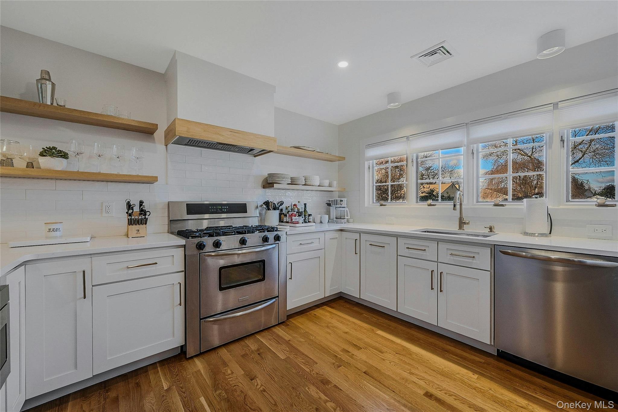 #8 photo, 3 Old Town Lane, מחוז סאפוק Huntington , NY 11743