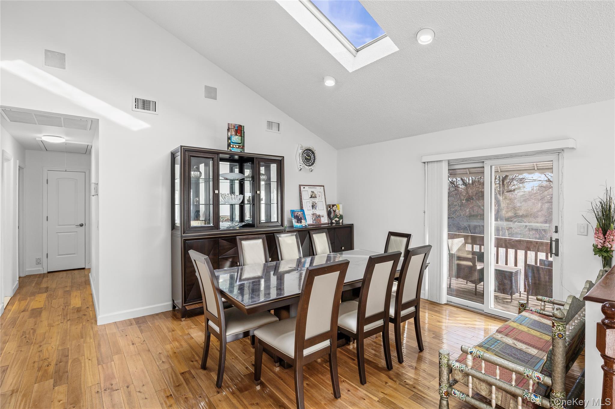 #11 photo, 902 Linden Avenue, নাসাউ কাউন্টি Westbury , NY 11590