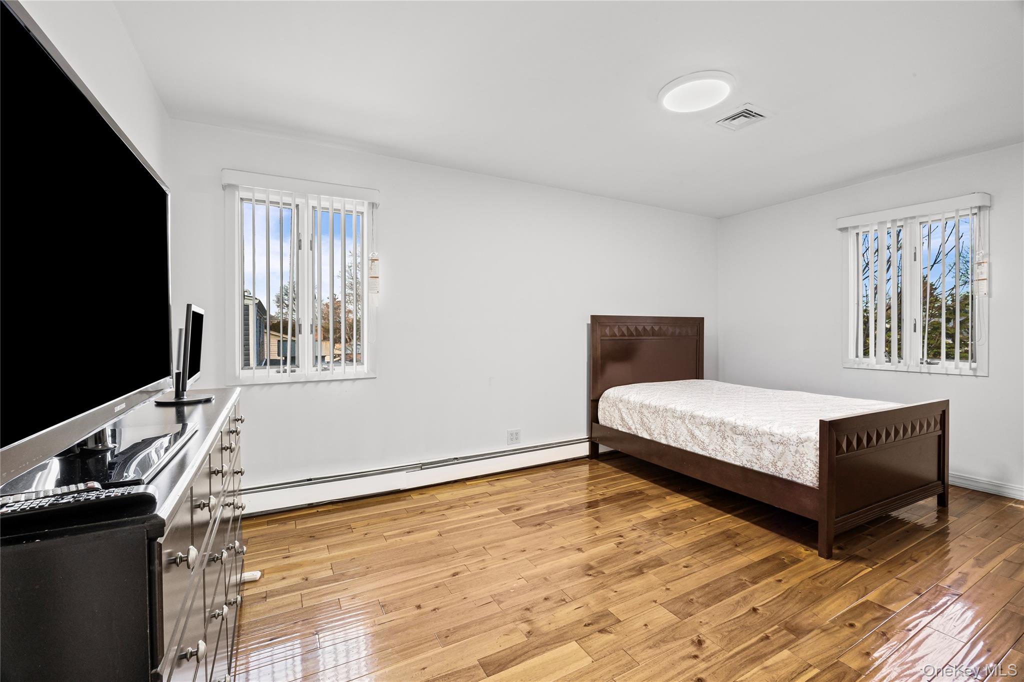 #13 photo, 902 Linden Avenue, নাসাউ কাউন্টি Westbury , NY 11590