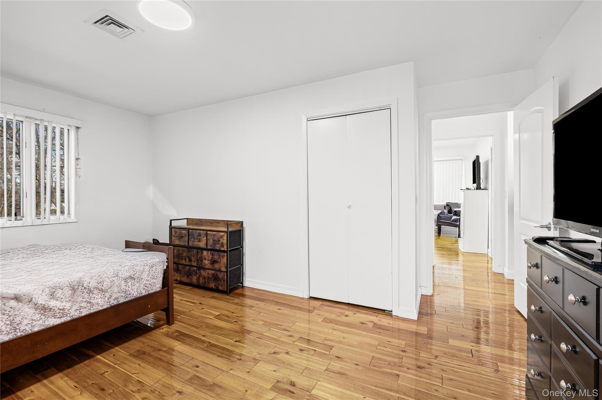 #14 photo, 902 Linden Avenue, নাসাউ কাউন্টি Westbury , NY 11590