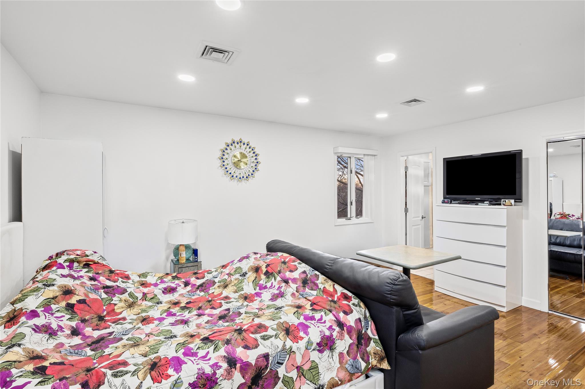 #16 photo, 902 Linden Avenue, নাসাউ কাউন্টি Westbury , NY 11590