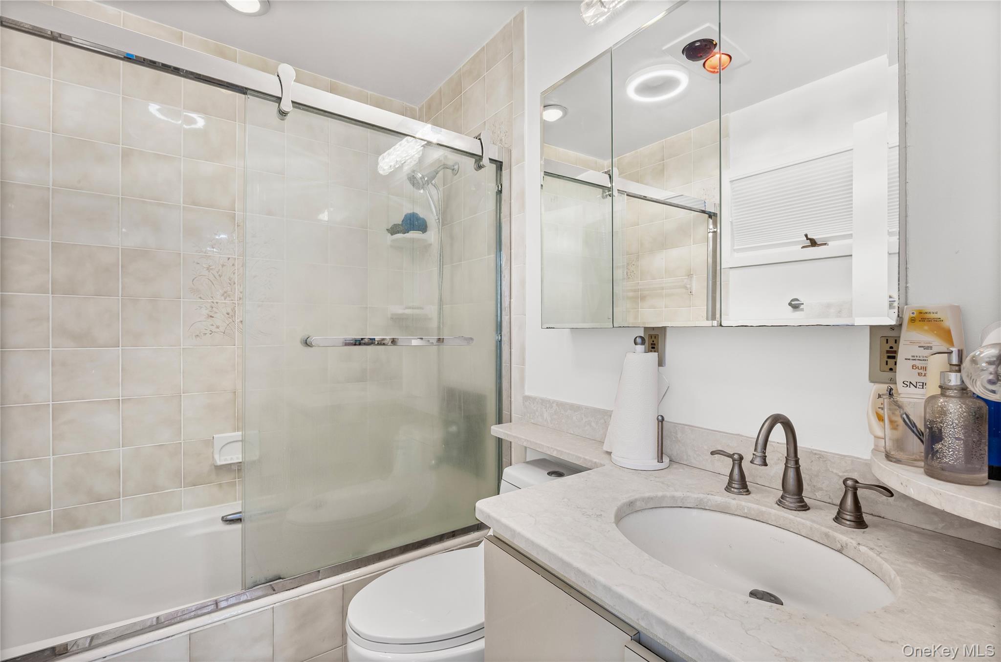 #17 photo, 902 Linden Avenue, নাসাউ কাউন্টি Westbury , NY 11590