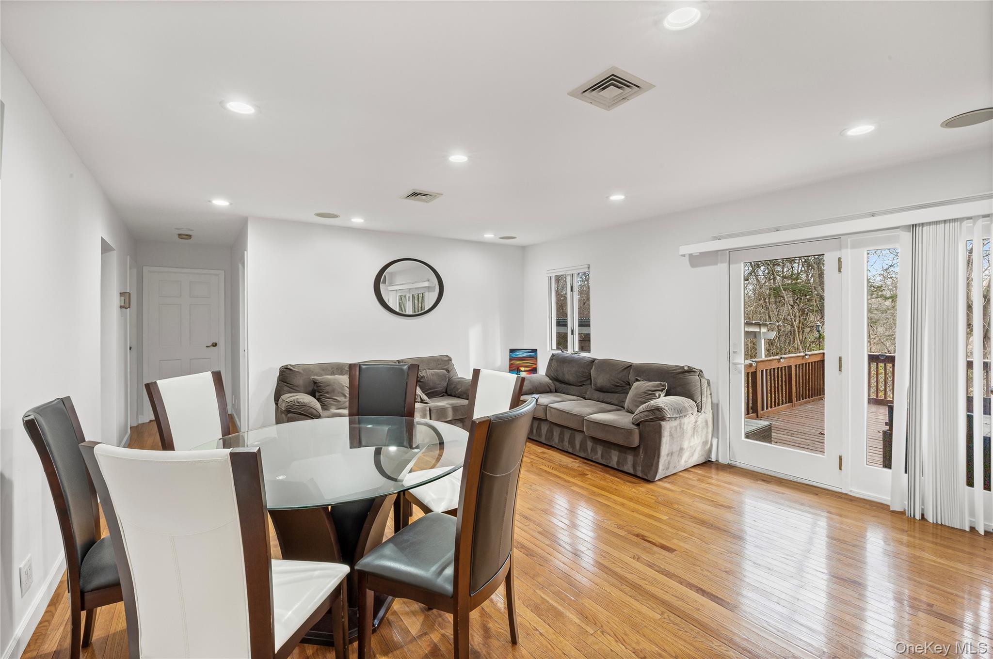 #18 photo, 902 Linden Avenue, নাসাউ কাউন্টি Westbury , NY 11590