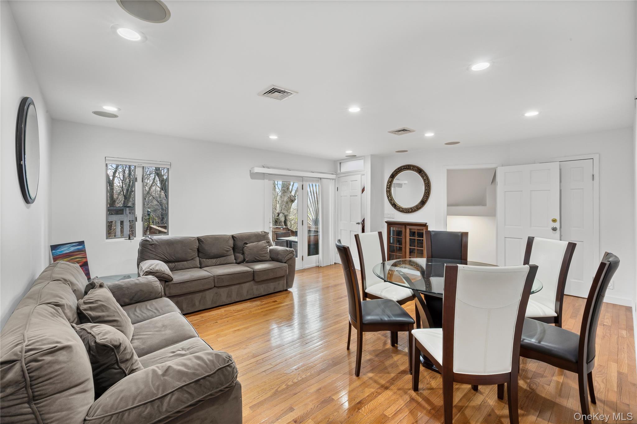 #19 photo, 902 Linden Avenue, নাসাউ কাউন্টি Westbury , NY 11590