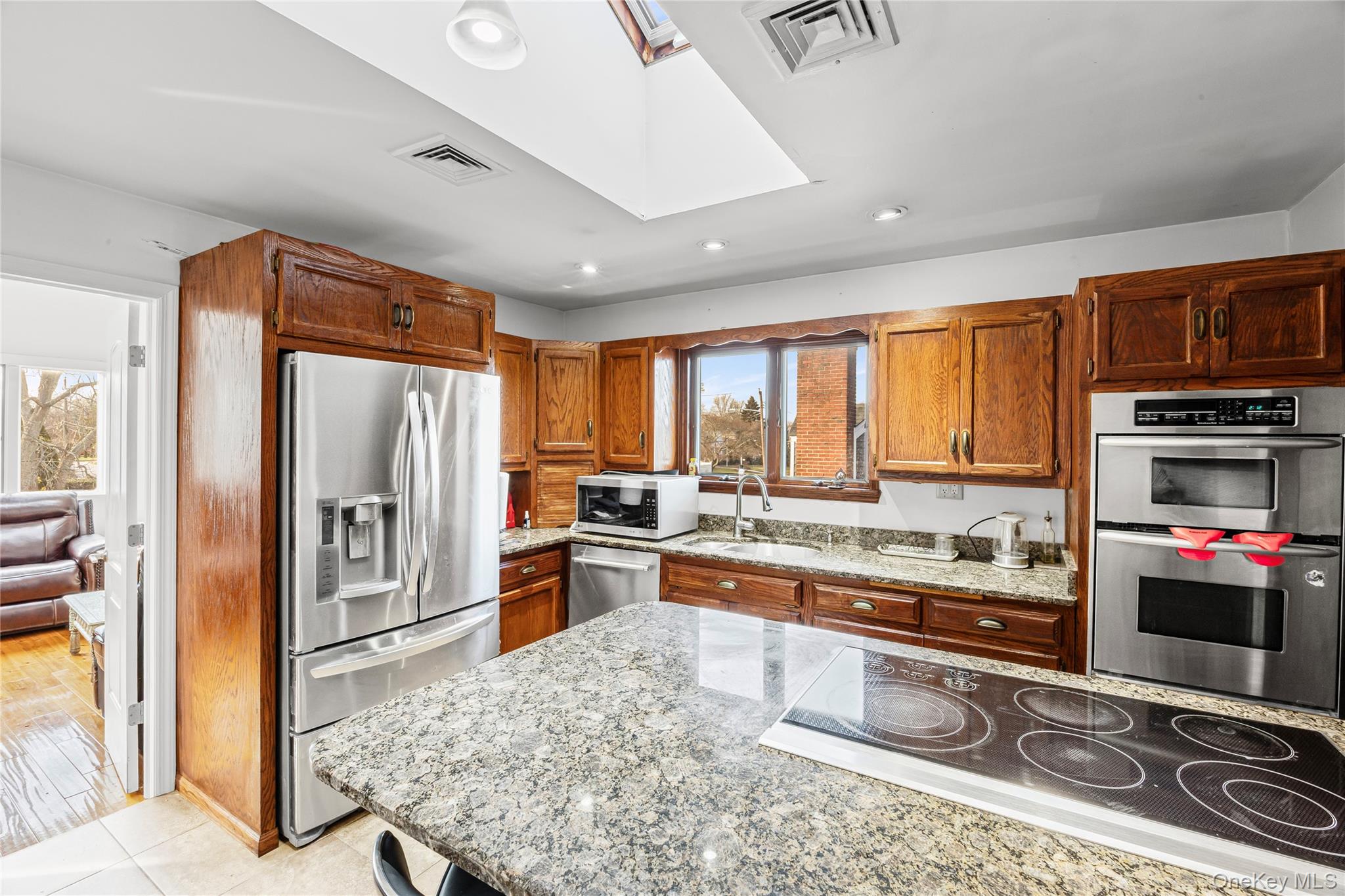 #8 photo, 902 Linden Avenue, নাসাউ কাউন্টি Westbury , NY 11590