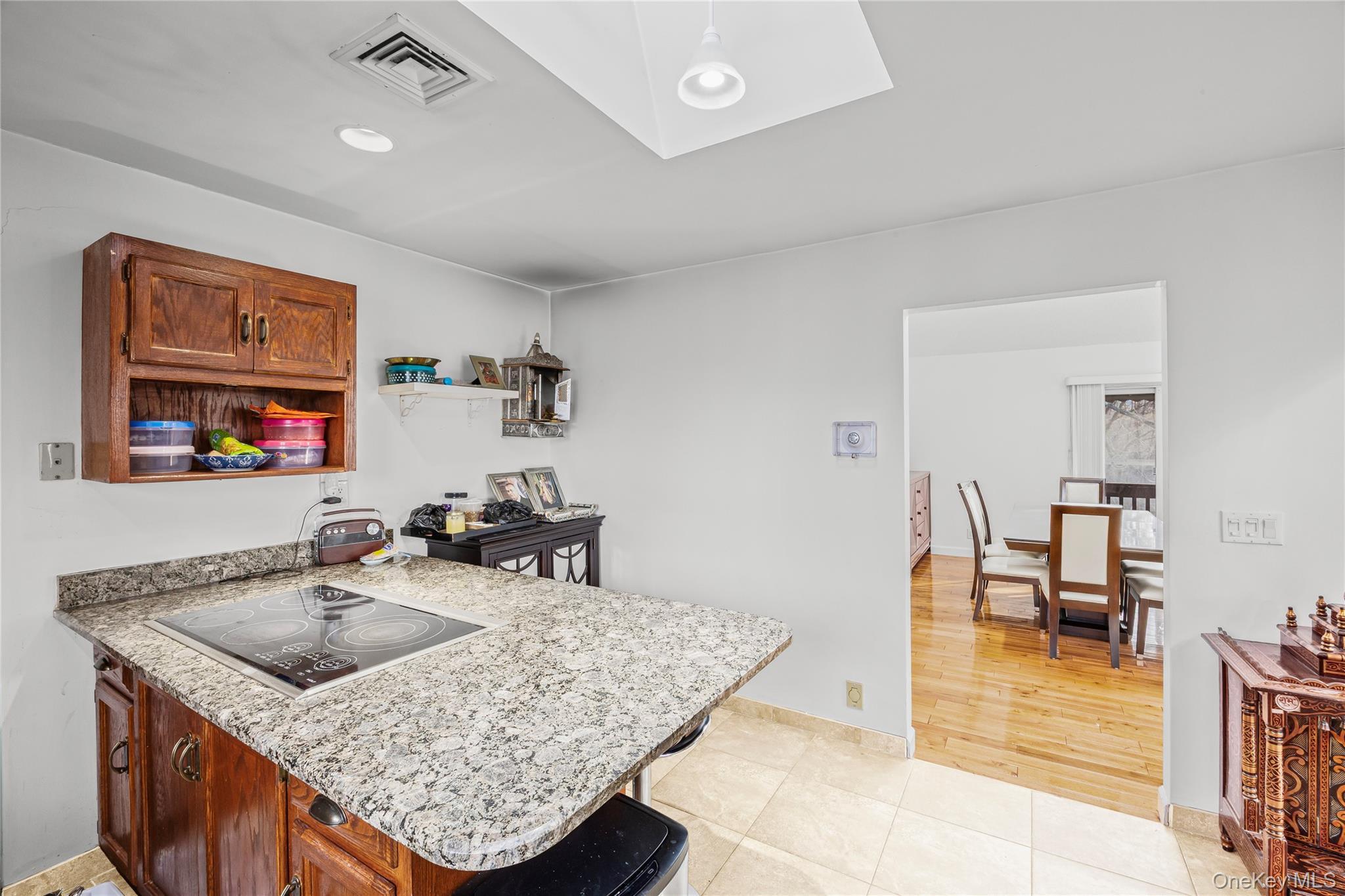 #9 photo, 902 Linden Avenue, নাসাউ কাউন্টি Westbury , NY 11590