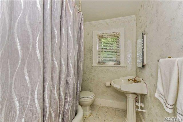 #9 photo, 49 Malden Avenue, Lynbrook , NY 11563