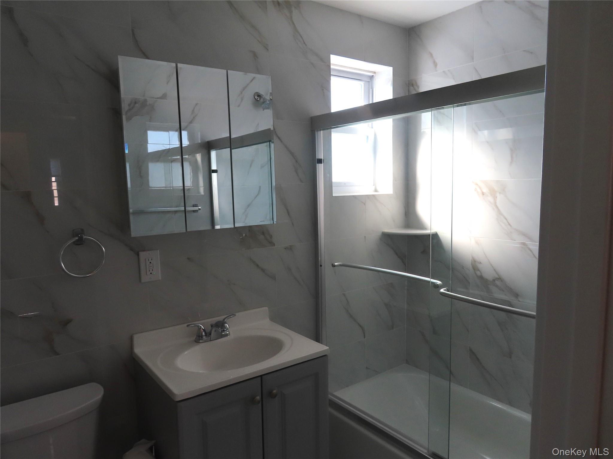 #8 photo, 54 2nd Avenue, 롱 아일랜드 Bay Shore , NY 11706