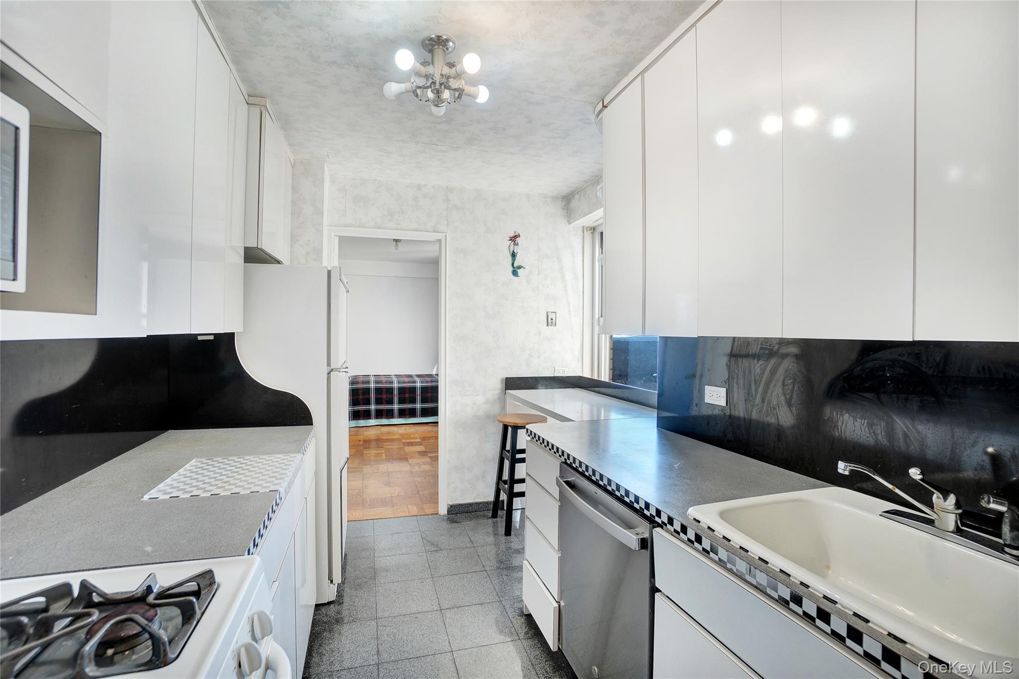 #12 photo, 110-11 Queens Boulevard, 뉴욕퀸즈 Forest Hills , NY 11375