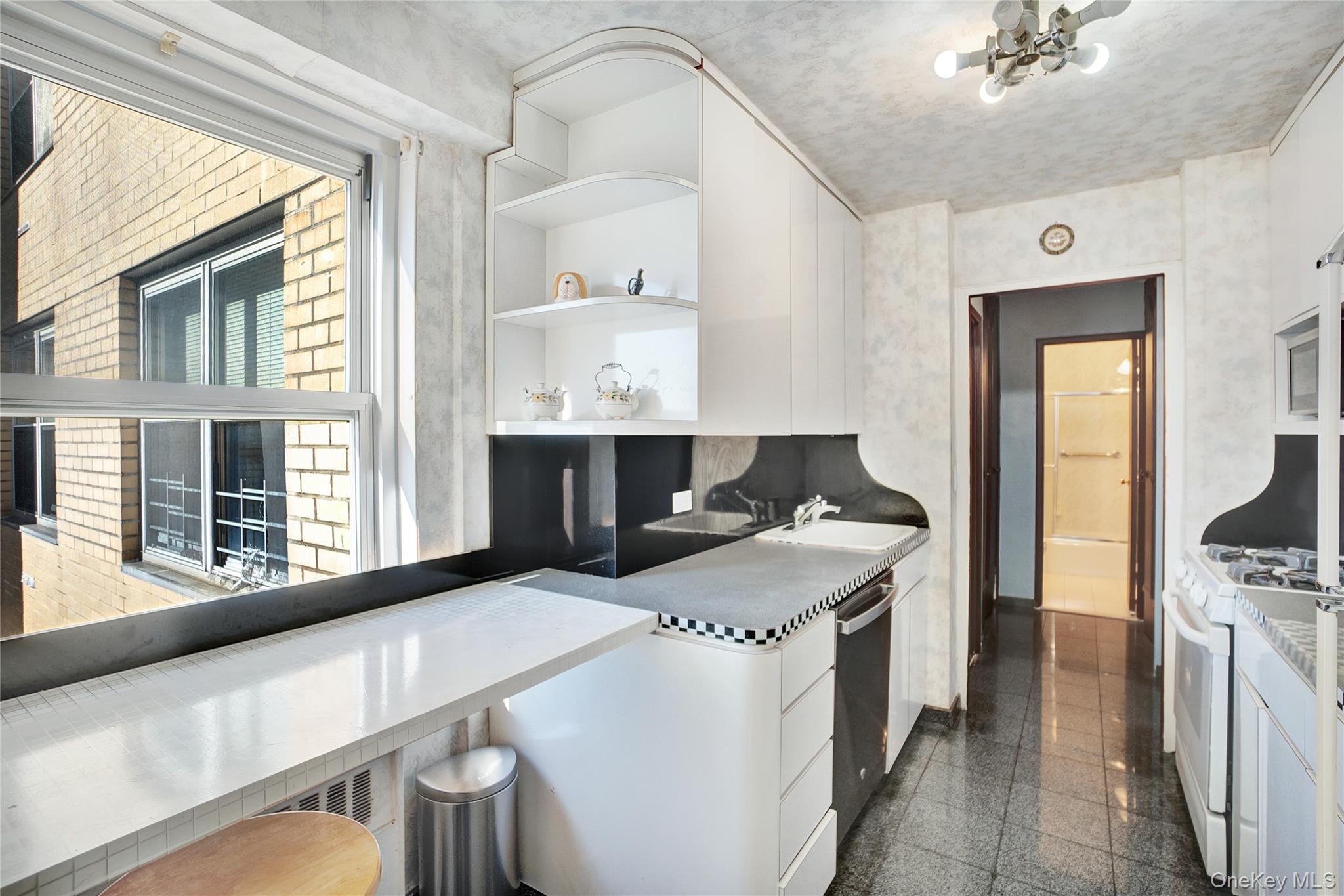 #13 photo, 110-11 Queens Boulevard, 뉴욕퀸즈 Forest Hills , NY 11375