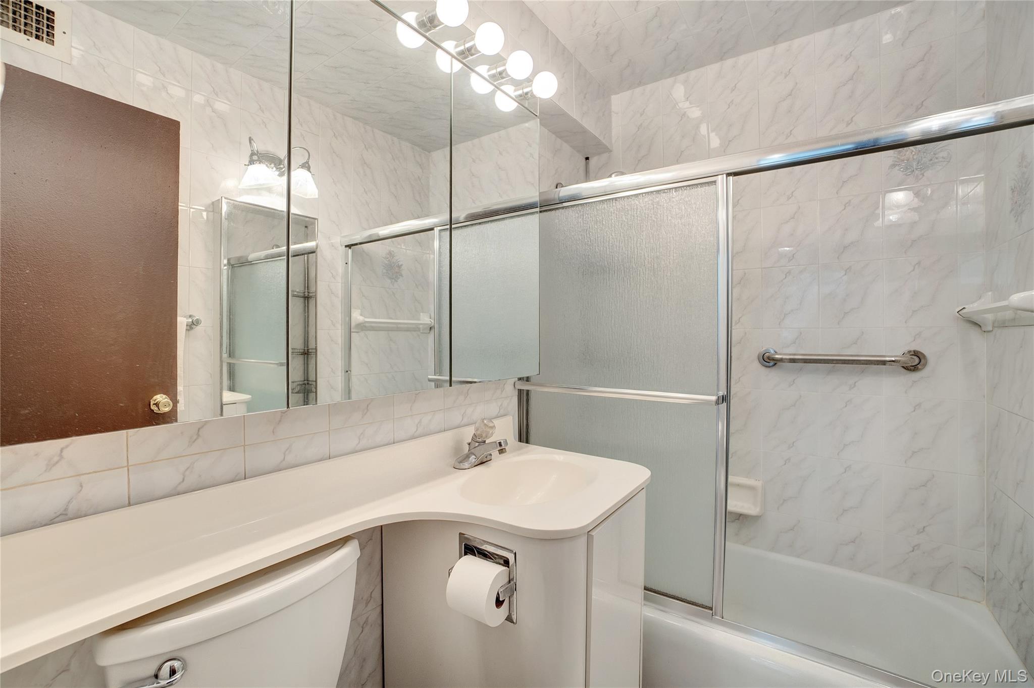 #16 photo, 110-11 Queens Boulevard, 뉴욕퀸즈 Forest Hills , NY 11375