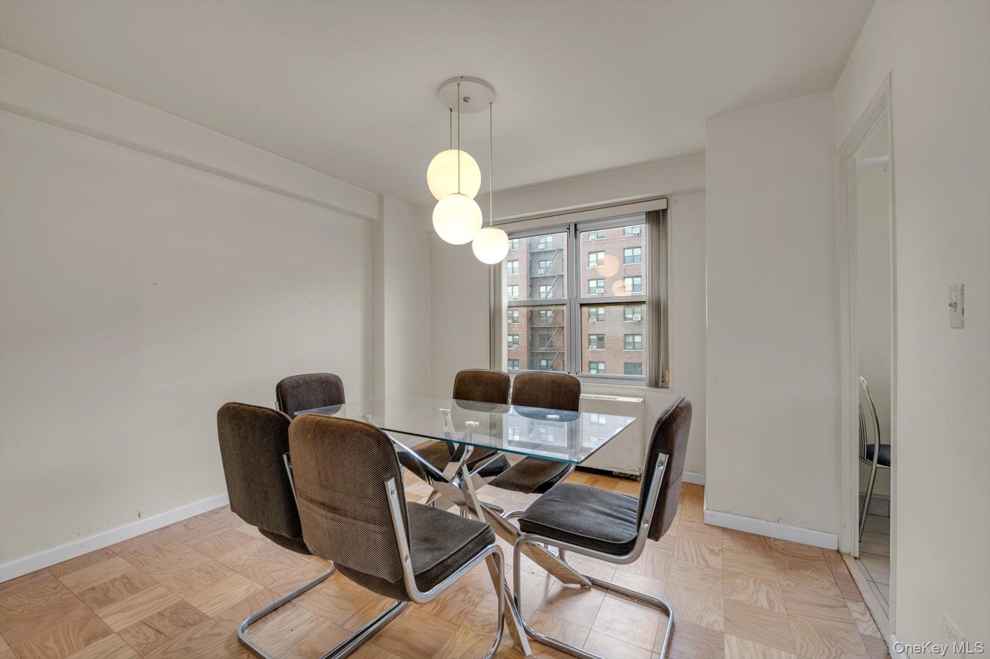 #10 photo, 110-11 Queens Boulevard, 뉴욕퀸즈 Forest Hills , NY 11375