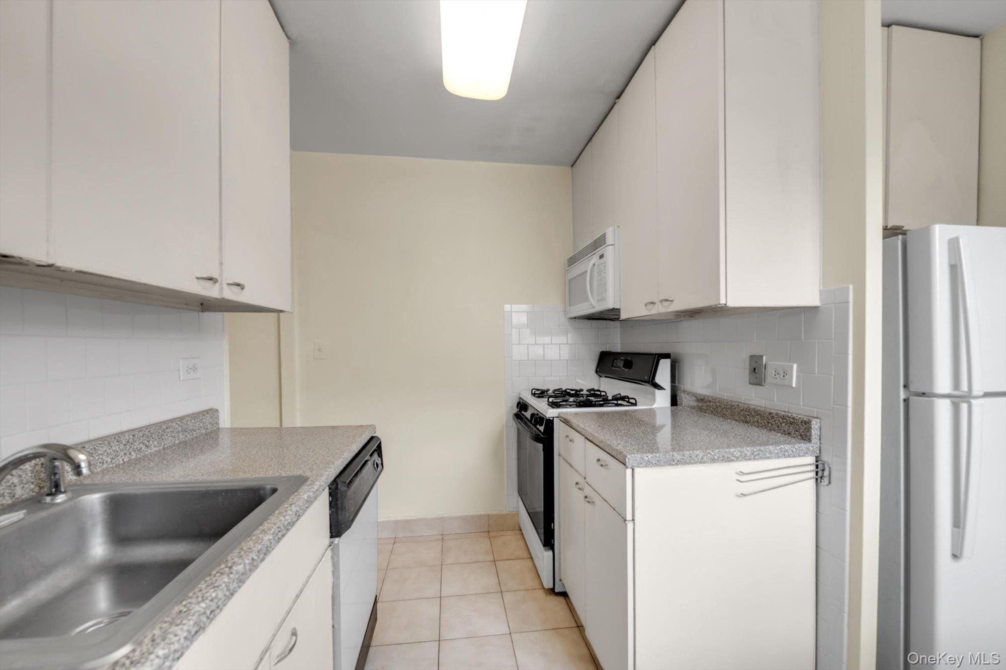 #11 photo, 110-11 Queens Boulevard, 뉴욕퀸즈 Forest Hills , NY 11375