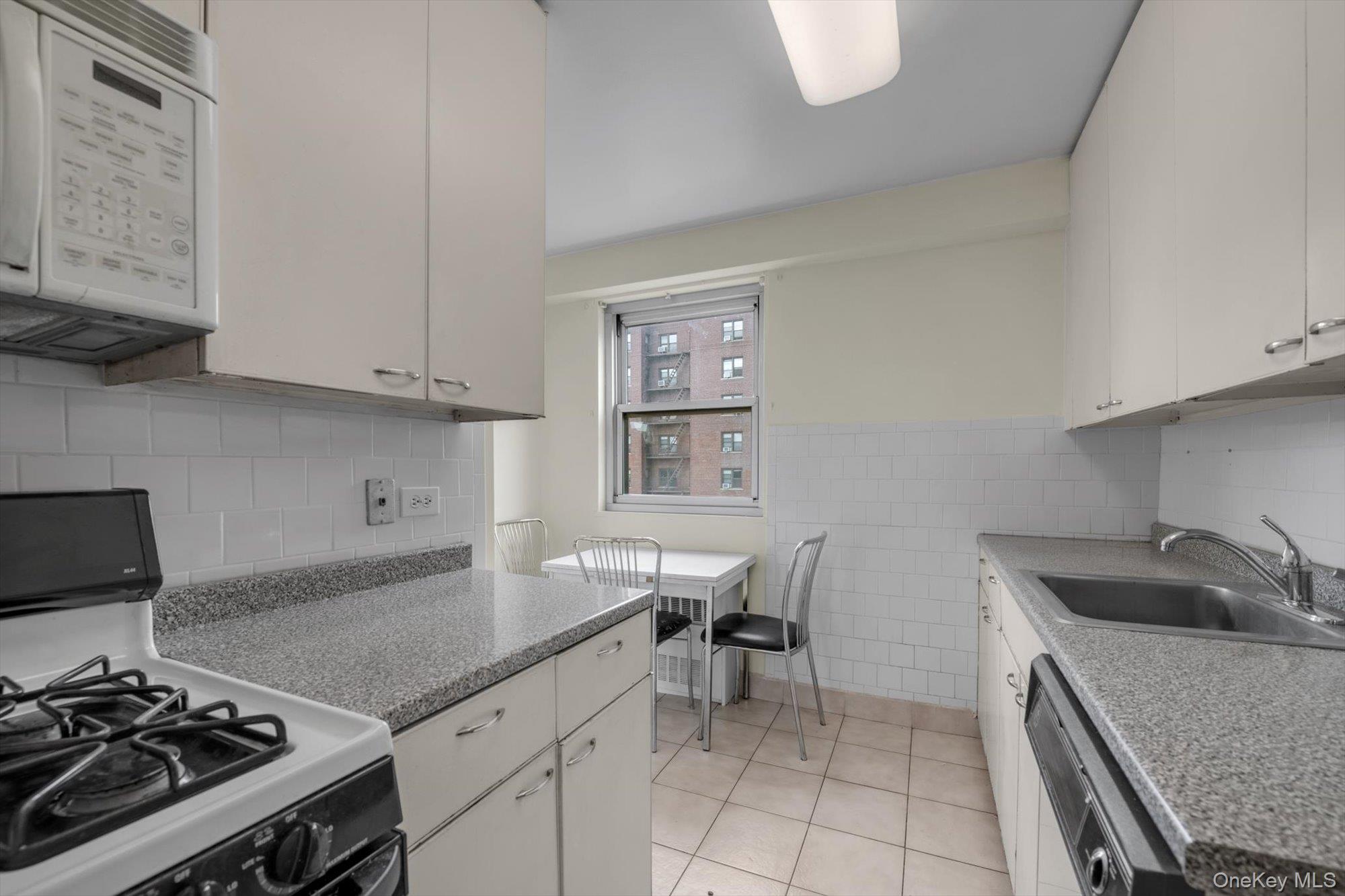 #12 photo, 110-11 Queens Boulevard, 뉴욕퀸즈 Forest Hills , NY 11375