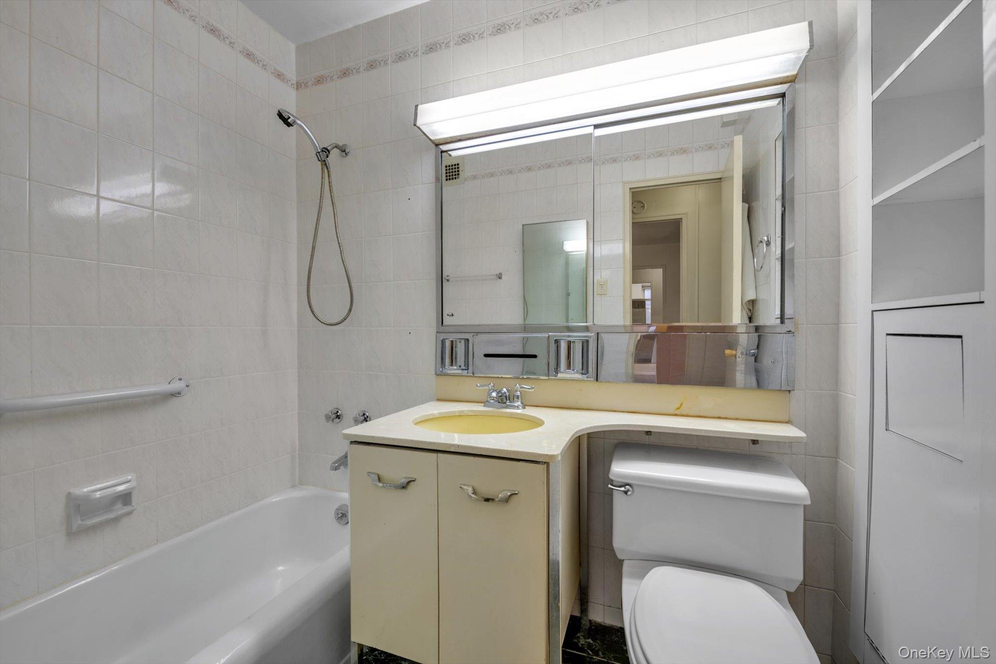 #17 photo, 110-11 Queens Boulevard, 뉴욕퀸즈 Forest Hills , NY 11375