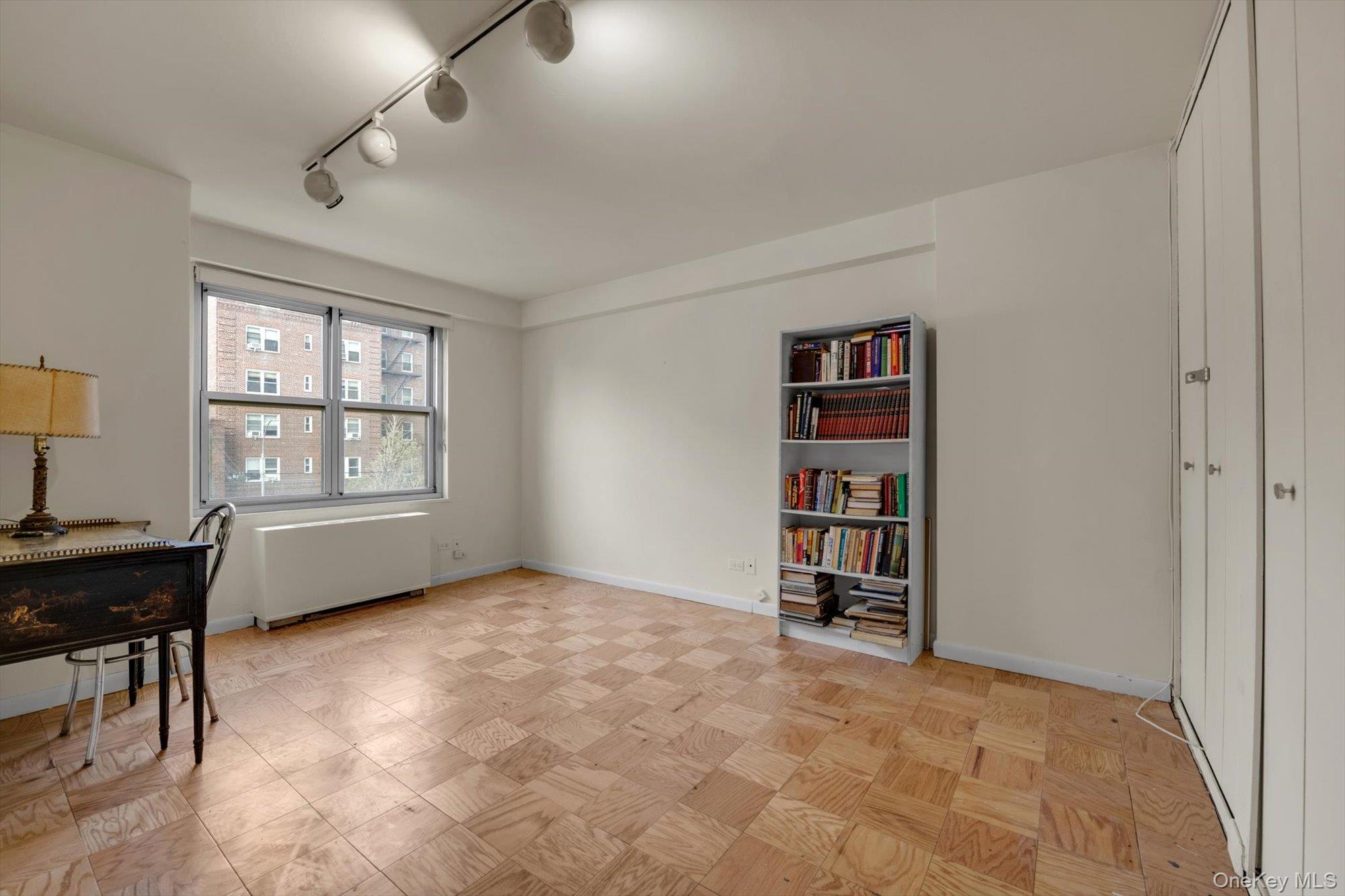 #18 photo, 110-11 Queens Boulevard, 뉴욕퀸즈 Forest Hills , NY 11375