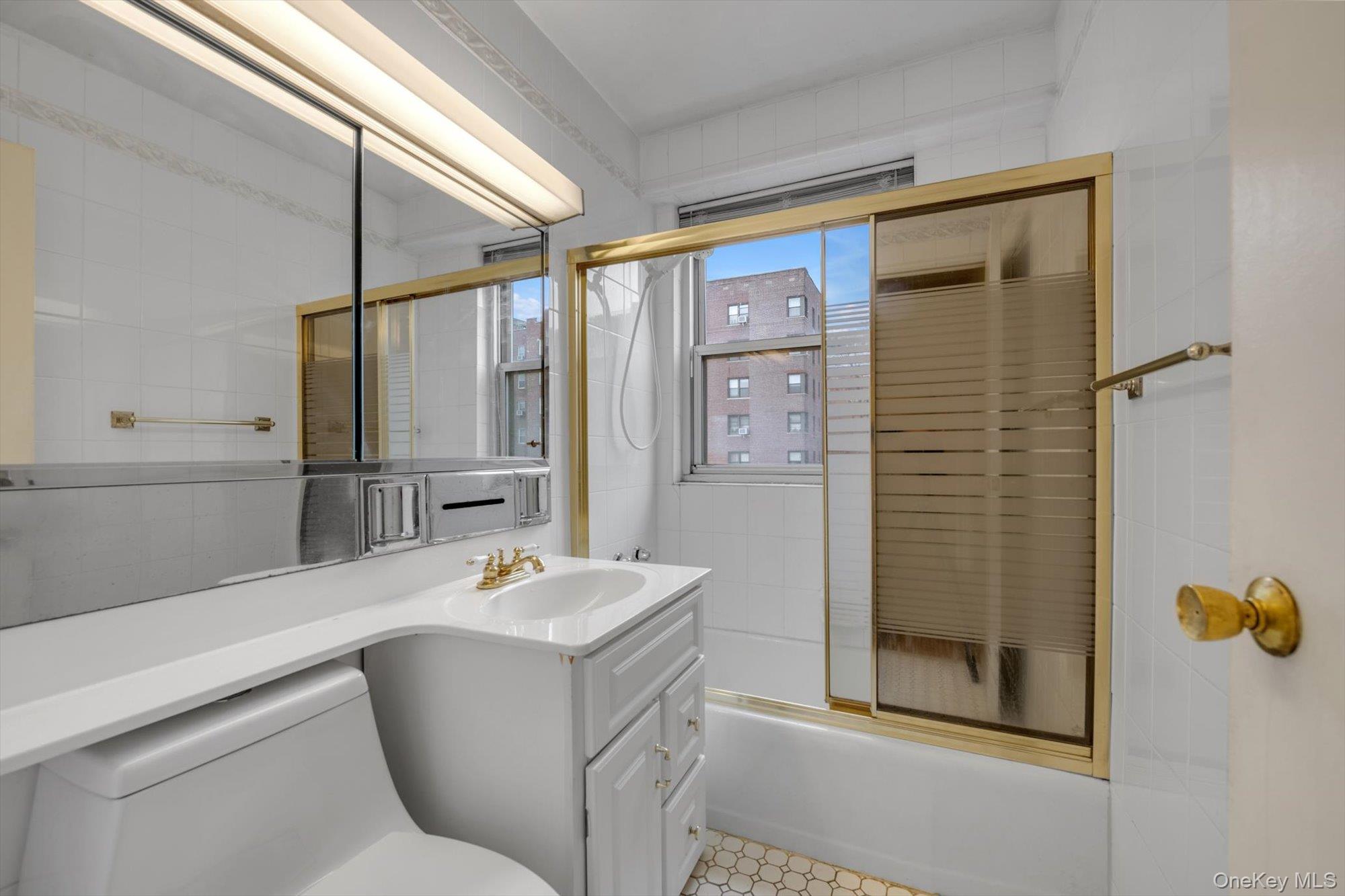 #19 photo, 110-11 Queens Boulevard, 뉴욕퀸즈 Forest Hills , NY 11375