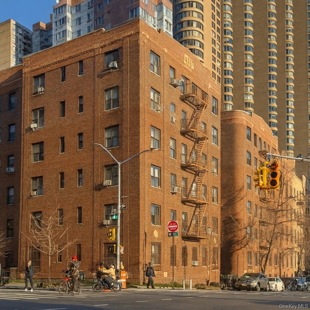 #1 photo, 303 E 37th Street, New York (Manhattan) , NY 10016