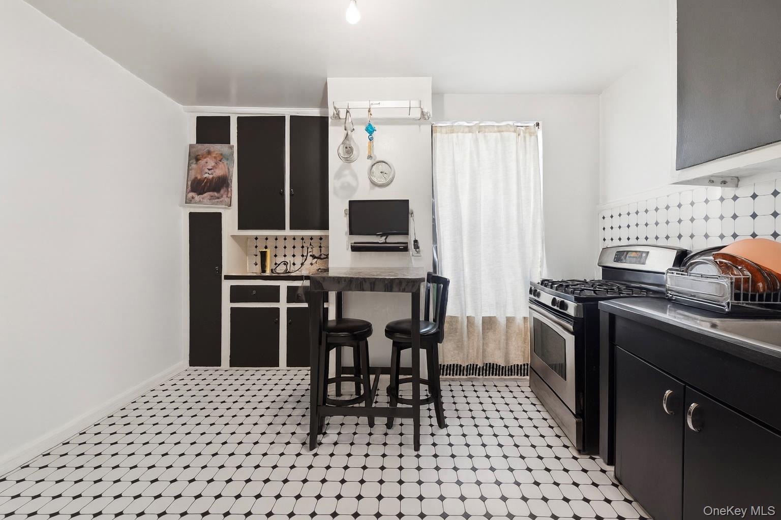 #2 photo, 303 E 37th Street, New York (Manhattan) , NY 10016