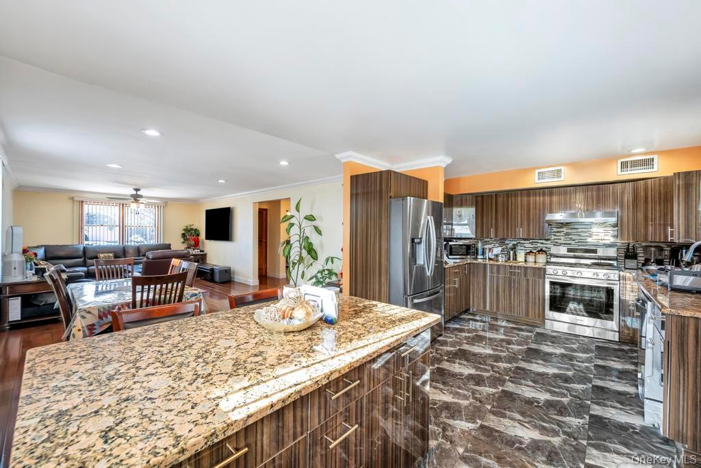 #20 photo, 296 Burkhard Avenue, Mineola , NY 11501