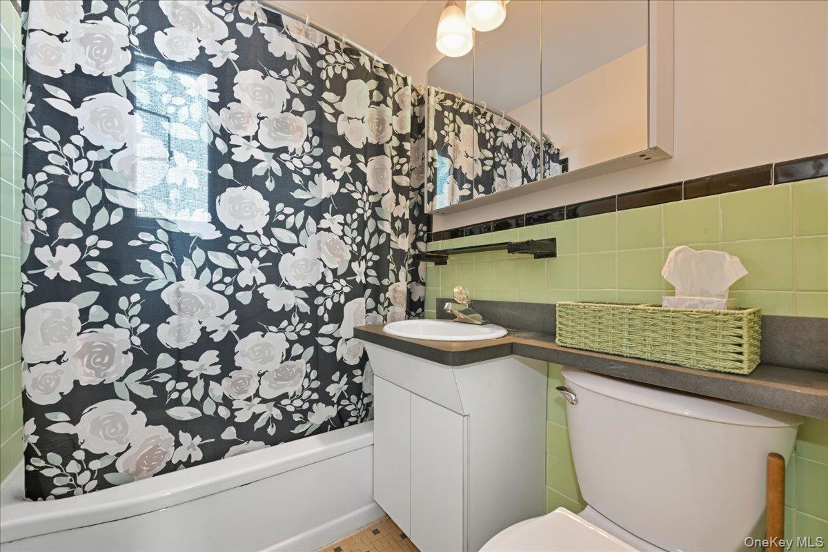 #13 photo, 218-03 68th Avenue, Oakland Gardens , NY 11364