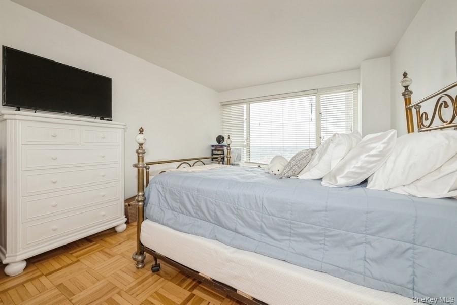 #19 photo, 166-25 Powells Cove Boulevard, Beechhurst , NY 11357