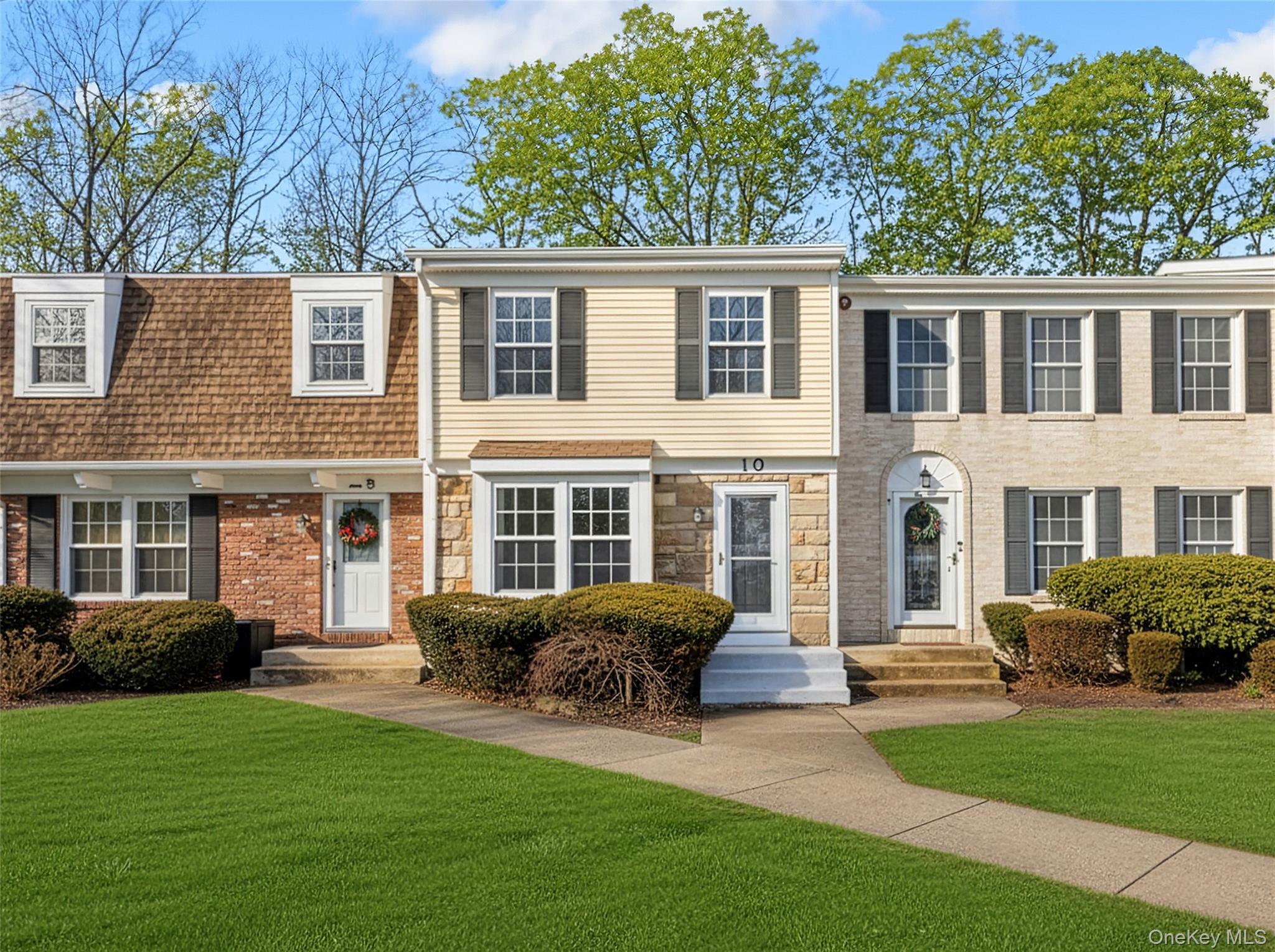 #1 photo, 10 Bartlett Commons, سوفولك Yaphank , NY 11980